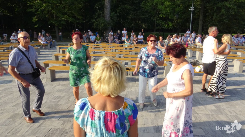 Taneczna niedziela przy Koneckim Centrum Kultury. Wideo i zdjęcia z zabawy