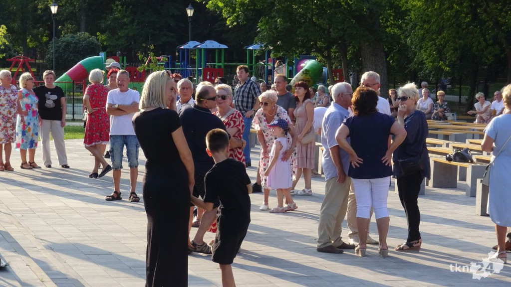 Taneczna niedziela przy Koneckim Centrum Kultury. Wideo i zdjęcia z zabawy