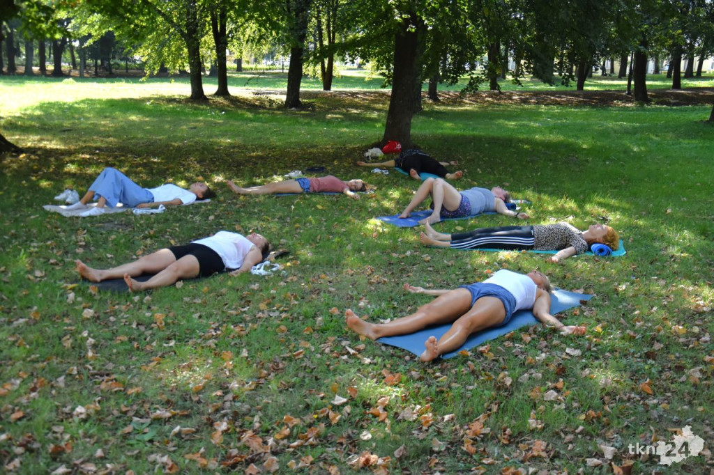 Sztuka Bycia zaprosiła na jogę do koneckiego parku [zdjęcia]
