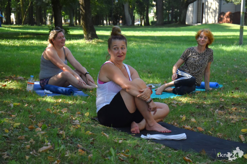 Sztuka Bycia zaprosiła na jogę do koneckiego parku [zdjęcia]