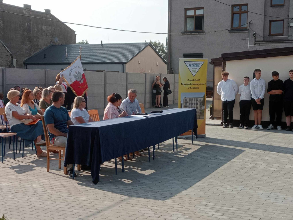 Pierwszy dzwonek już wybrzmiał! Odwiedziliśmy koneckie szkoły [wideo, zdjęcia]