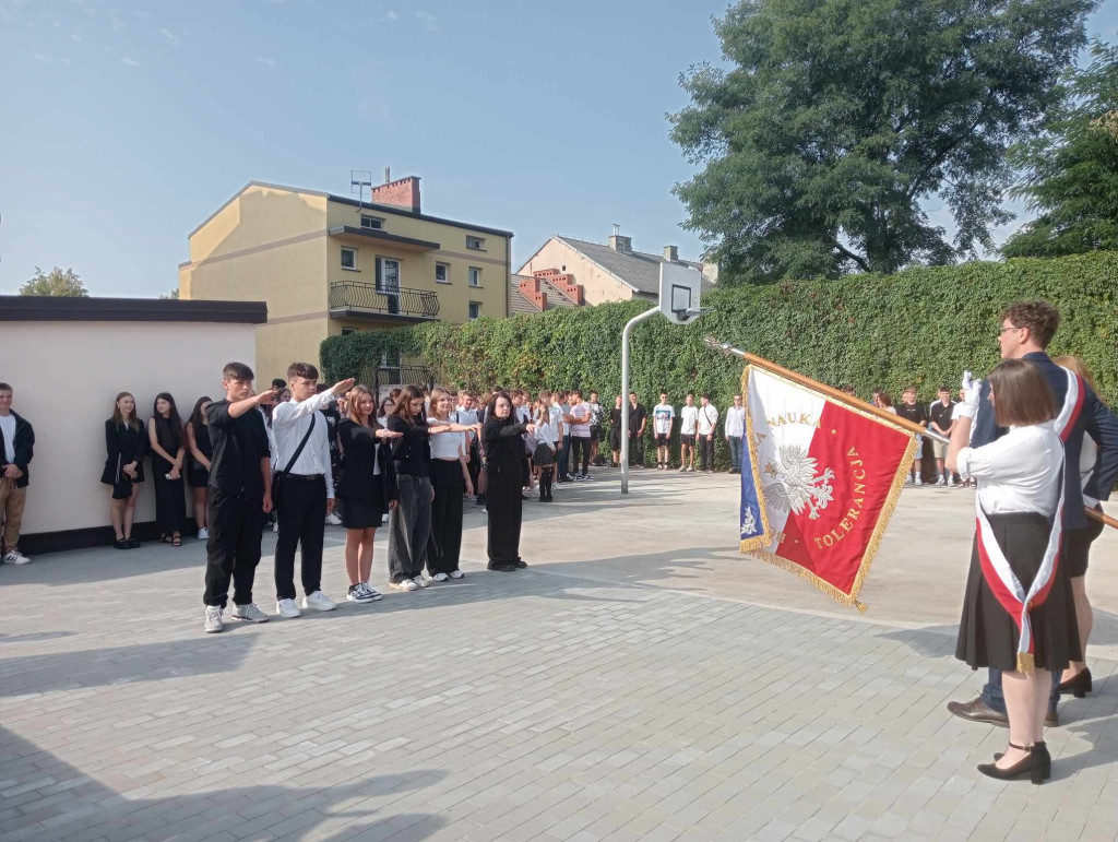 Pierwszy dzwonek już wybrzmiał! Odwiedziliśmy koneckie szkoły [wideo, zdjęcia]