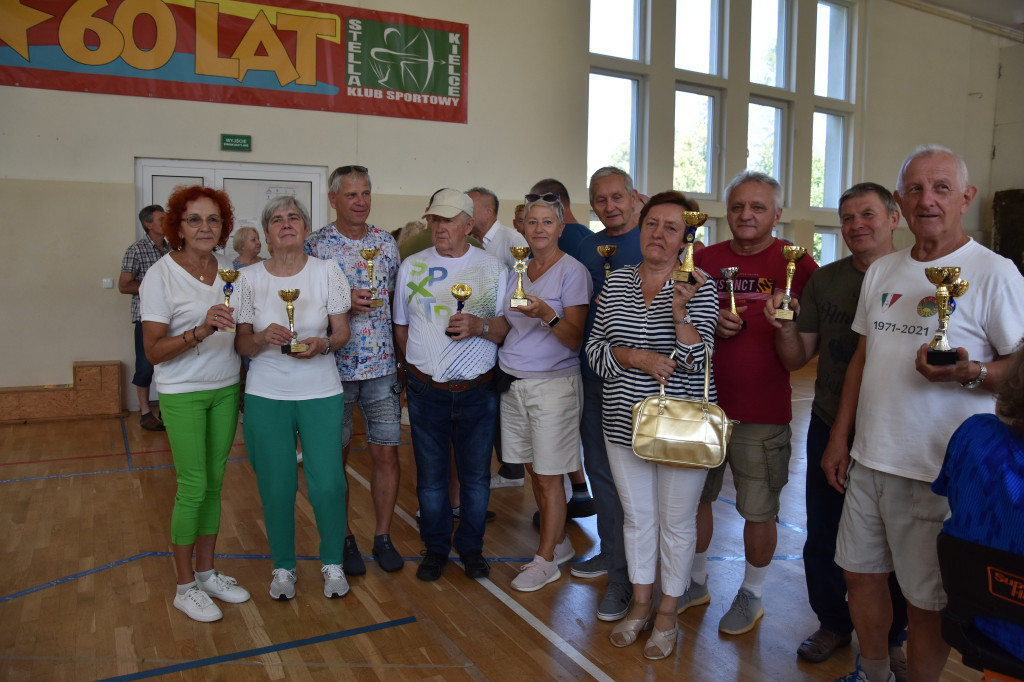 12 pucharów dla aktywnych seniorów z gminy Fałków! [zdjęcia]