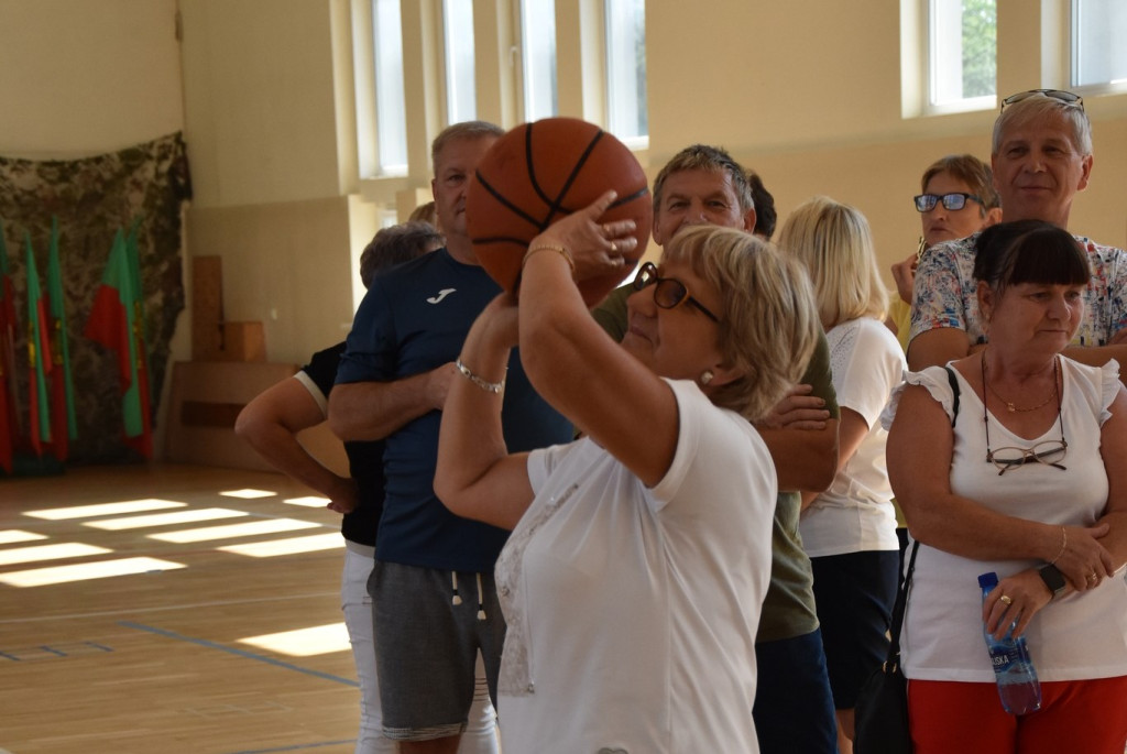 12 pucharów dla aktywnych seniorów z gminy Fałków! [zdjęcia]