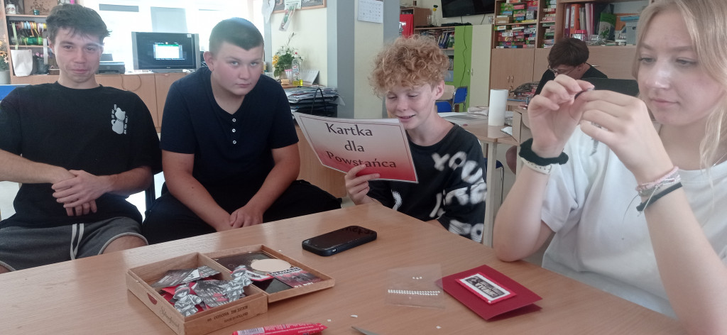 Młodzież i pracownicy ŚCR w Czarnieckiej Górze pamiętają o Powstańcach [zdjęcia]