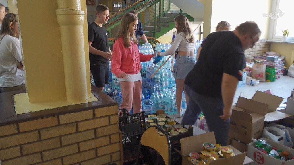 Pierwsze dary dla powodzian wyjechały z Końskich [wideo, zdjęcia]