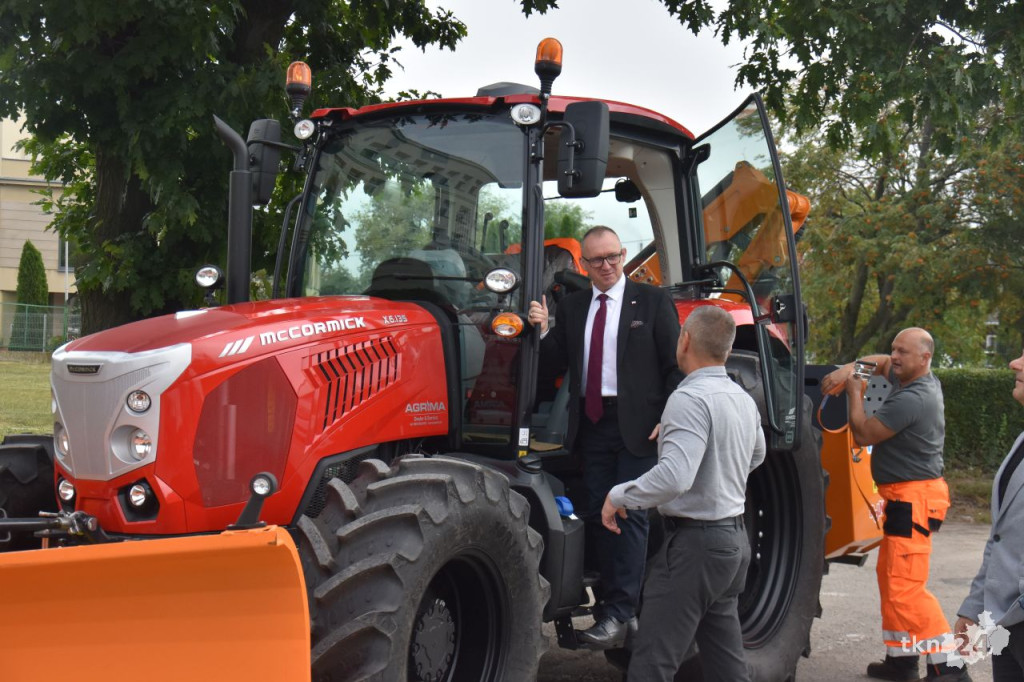 Powiat konecki zakupił nowy ciągnik, który zadba o drogi [wideo, zdjęcia]