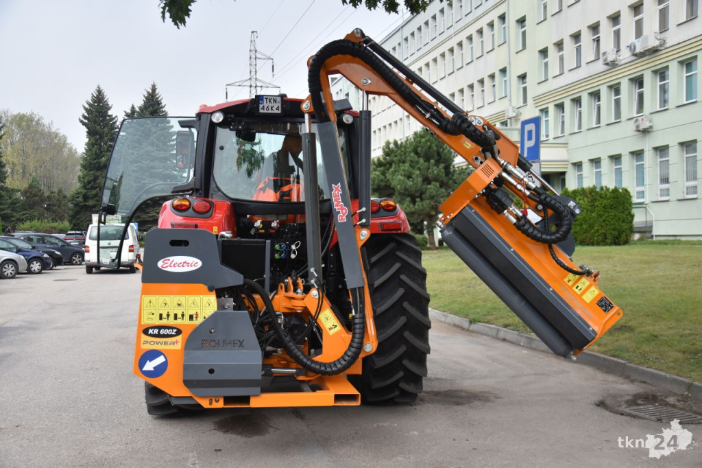 Powiat konecki zakupił nowy ciągnik, który zadba o drogi [wideo, zdjęcia]