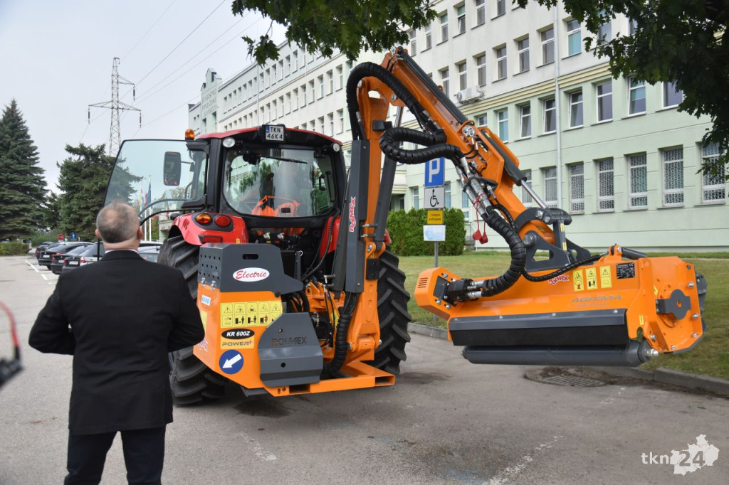 Powiat konecki zakupił nowy ciągnik, który zadba o drogi [wideo, zdjęcia]