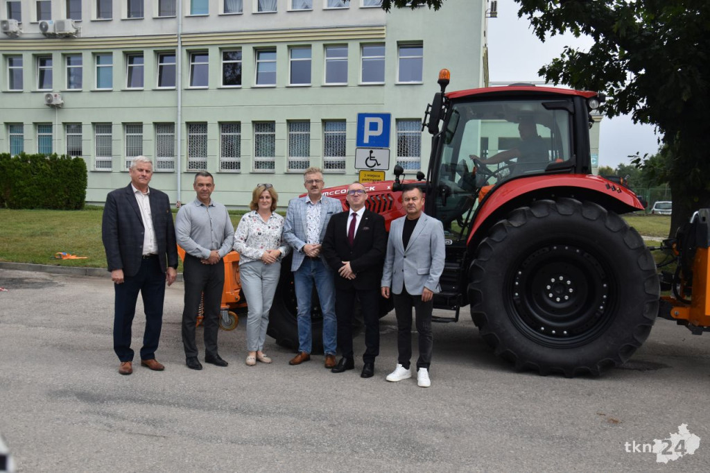 Powiat konecki zakupił nowy ciągnik, który zadba o drogi [wideo, zdjęcia]