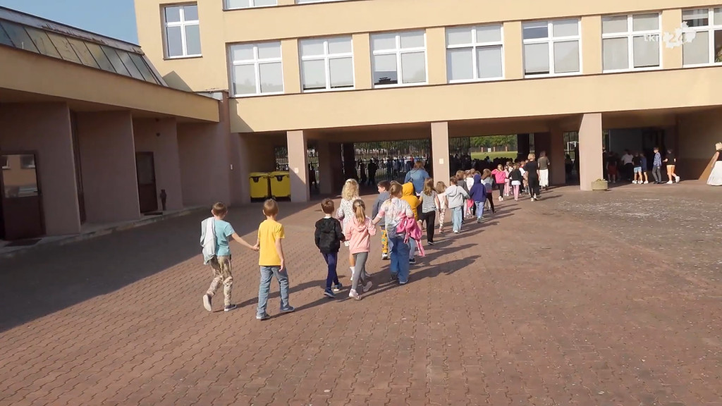 Strażacy prowadzą próbne ewakuacje w szkołach [wideo, zdjęcia]