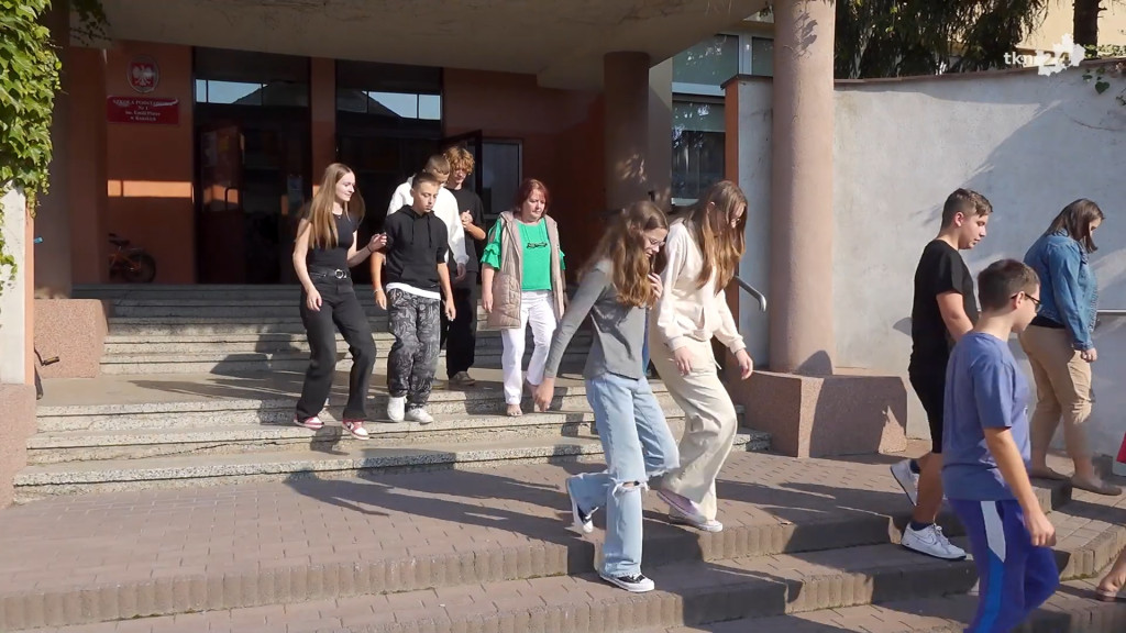 Strażacy prowadzą próbne ewakuacje w szkołach [wideo, zdjęcia]