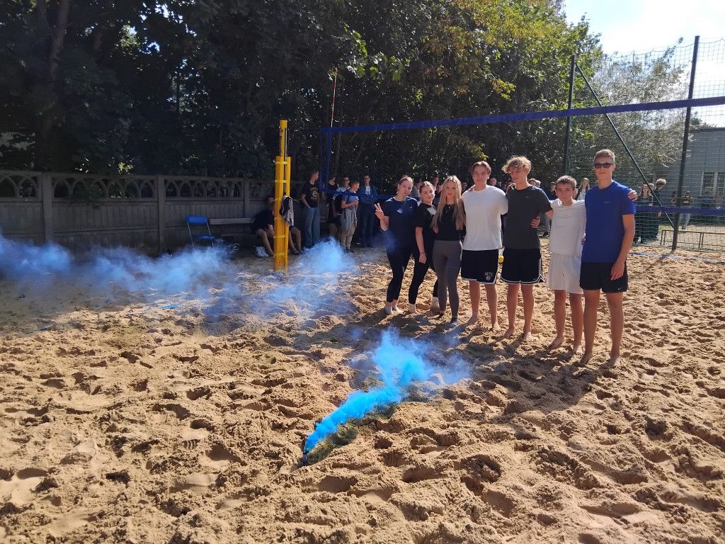 II Liceum Ogólnokształcące w Końskich zyskało boisko do siatkówki plażowej [zdjęcia]