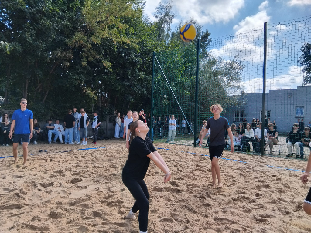 II Liceum Ogólnokształcące w Końskich zyskało boisko do siatkówki plażowej [zdjęcia]