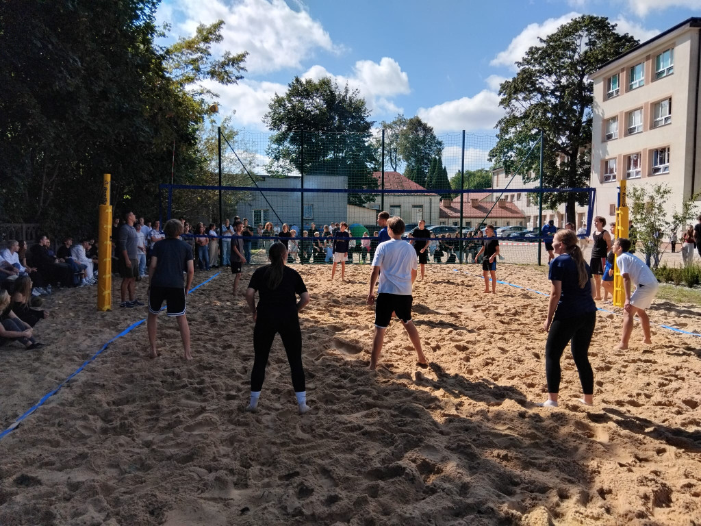 II Liceum Ogólnokształcące w Końskich zyskało boisko do siatkówki plażowej [zdjęcia]