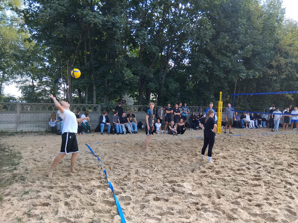 II Liceum Ogólnokształcące w Końskich zyskało boisko do siatkówki plażowej [zdjęcia]