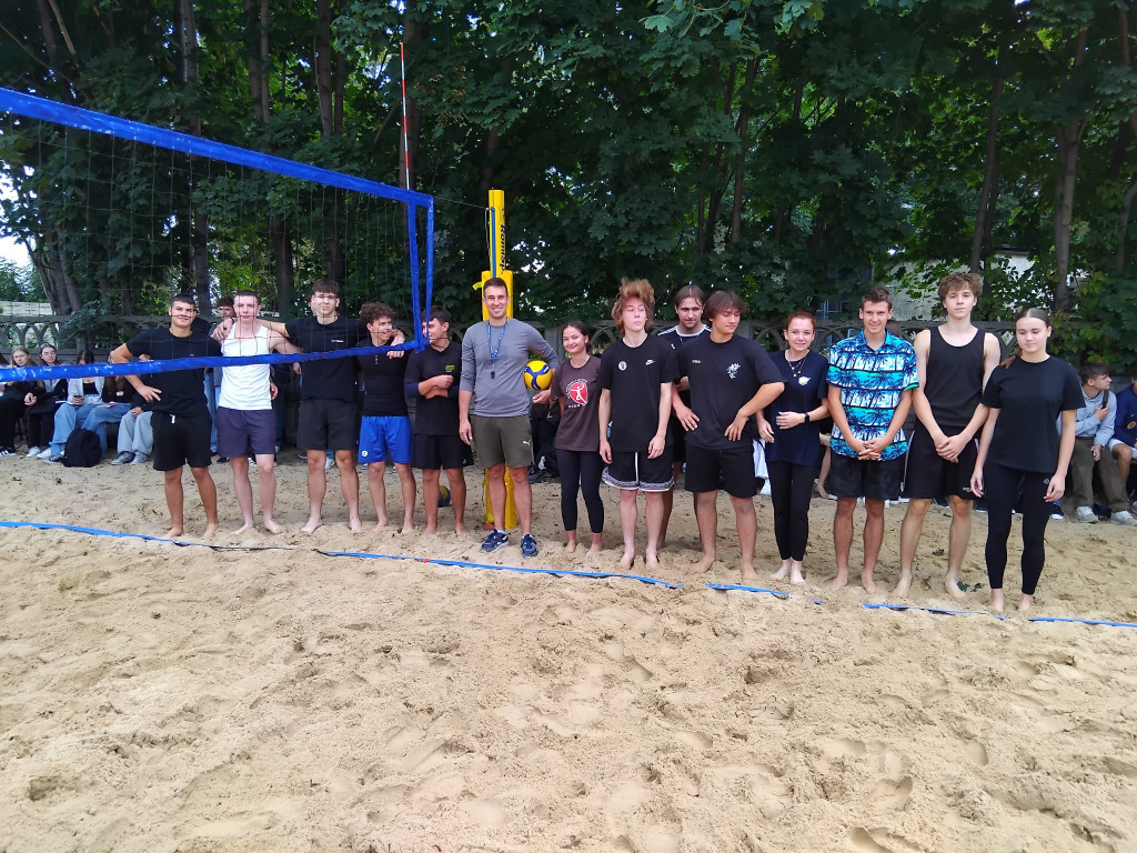 II Liceum Ogólnokształcące w Końskich zyskało boisko do siatkówki plażowej [zdjęcia]