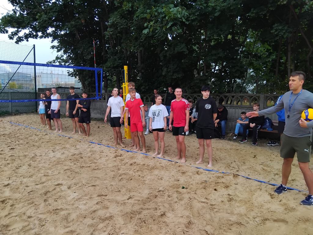 II Liceum Ogólnokształcące w Końskich zyskało boisko do siatkówki plażowej [zdjęcia]