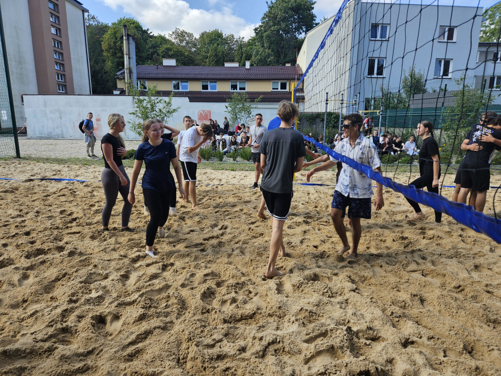 II Liceum Ogólnokształcące w Końskich zyskało boisko do siatkówki plażowej [zdjęcia]