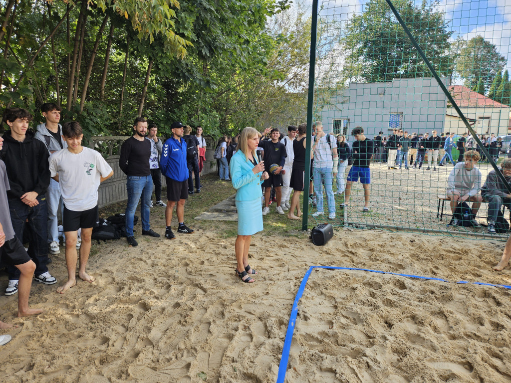 II Liceum Ogólnokształcące w Końskich zyskało boisko do siatkówki plażowej [zdjęcia]