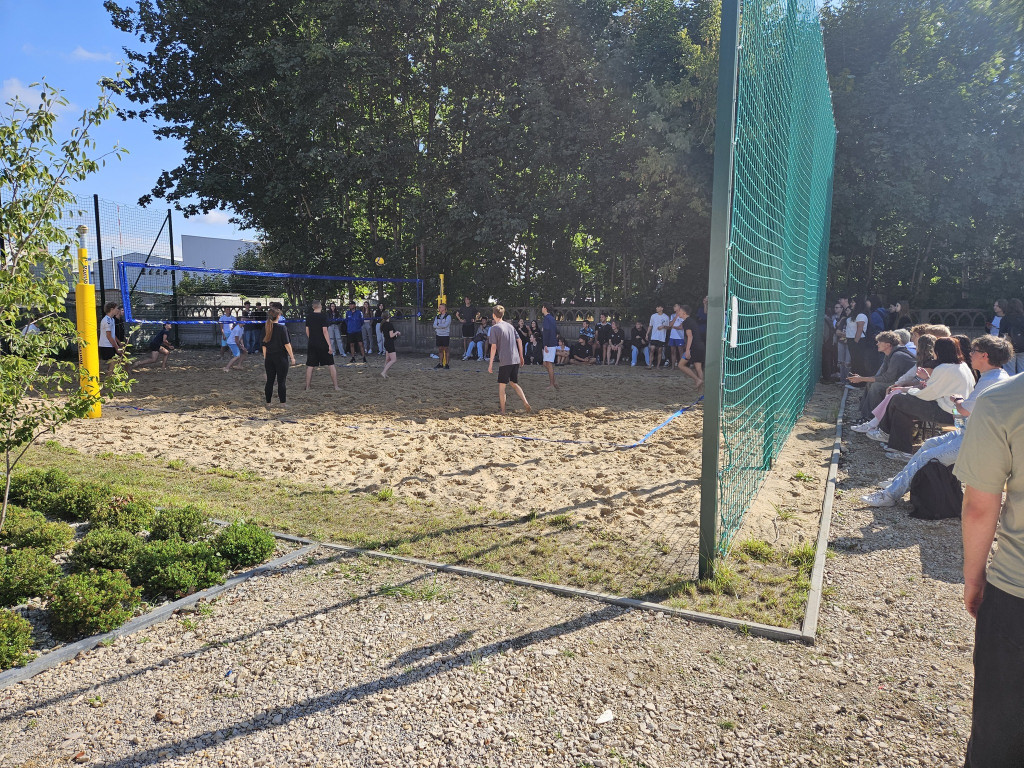 II Liceum Ogólnokształcące w Końskich zyskało boisko do siatkówki plażowej [zdjęcia]