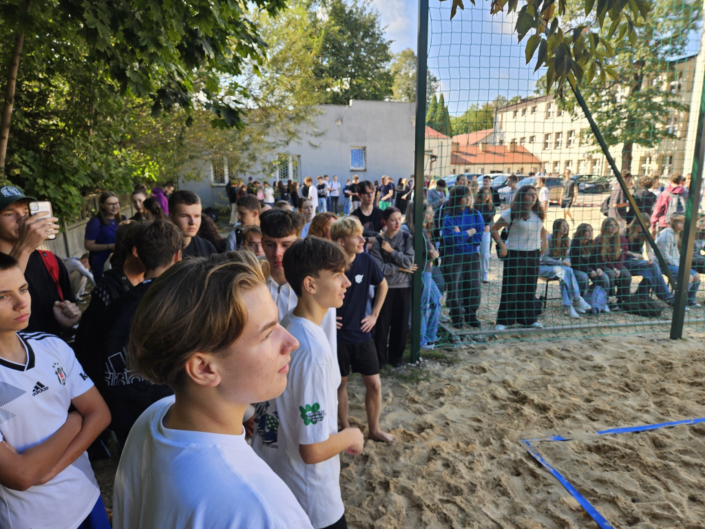 II Liceum Ogólnokształcące w Końskich zyskało boisko do siatkówki plażowej [zdjęcia]