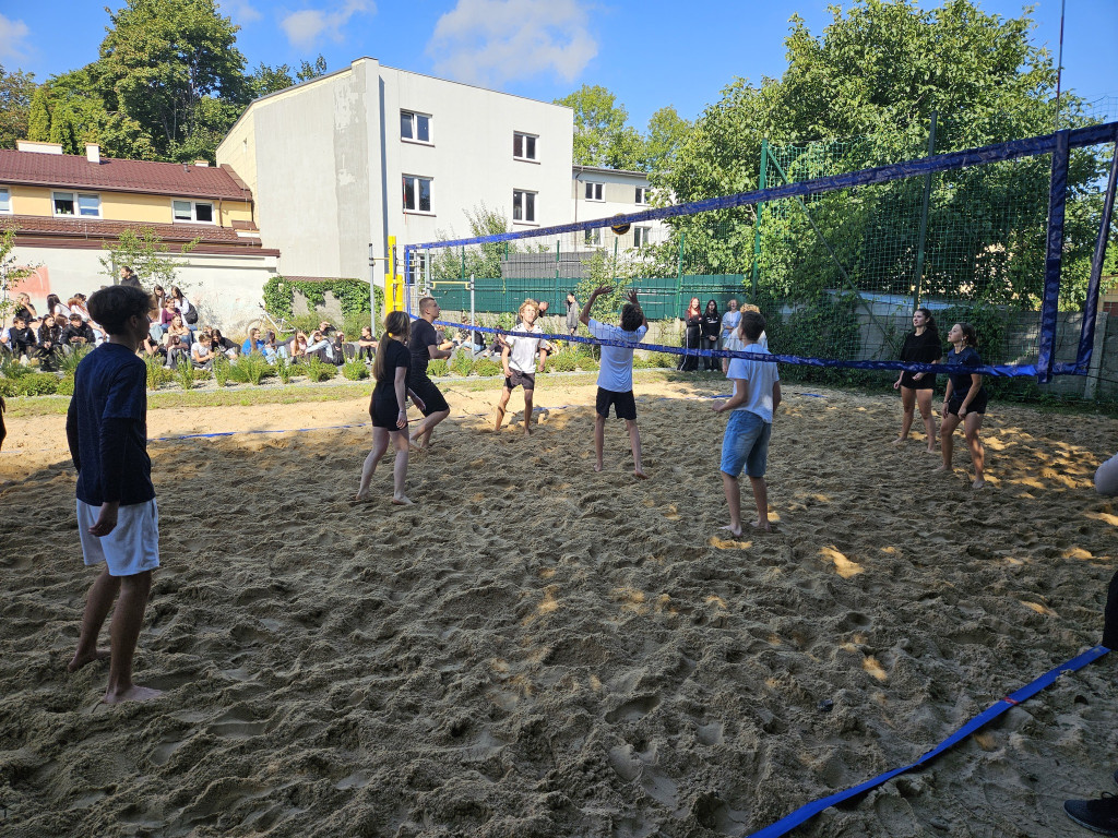 II Liceum Ogólnokształcące w Końskich zyskało boisko do siatkówki plażowej [zdjęcia]