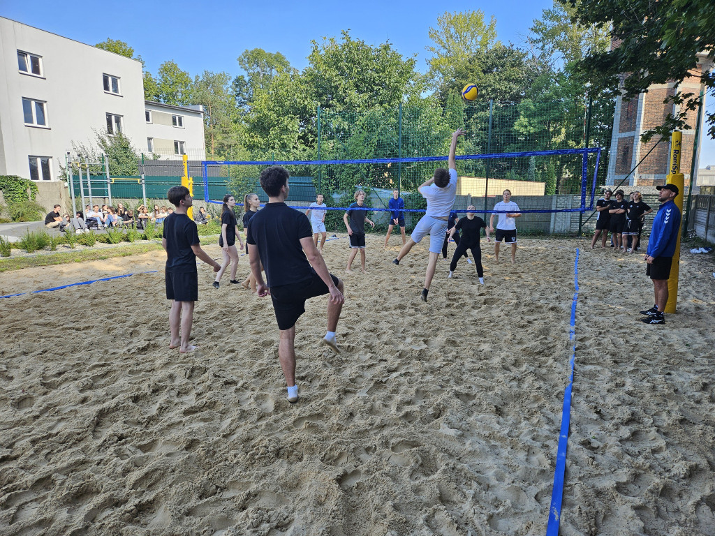II Liceum Ogólnokształcące w Końskich zyskało boisko do siatkówki plażowej [zdjęcia]