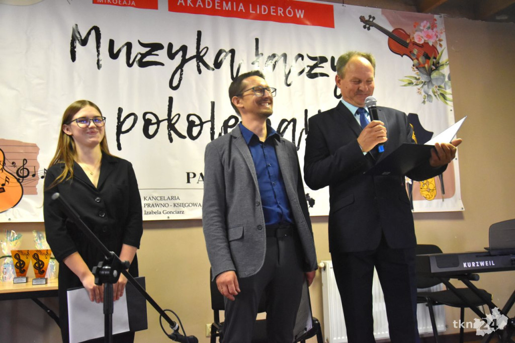 Młodzież z Jakimowic zagrała dla seniorów z gminy Radoszyce [wideo, zdjęcia]