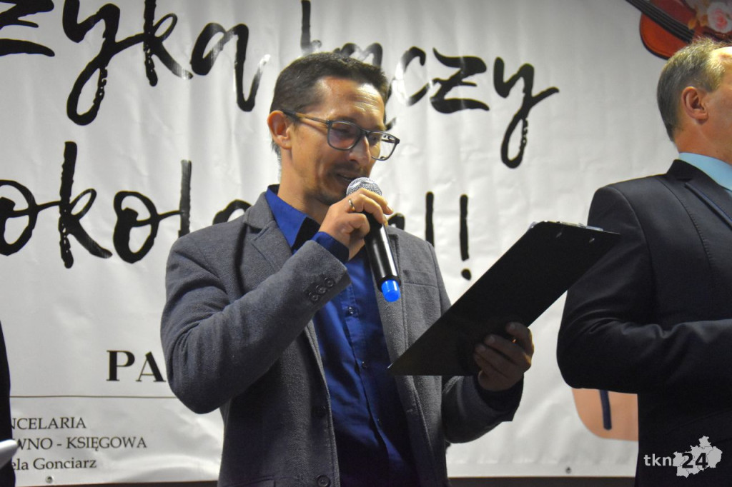 Młodzież z Jakimowic zagrała dla seniorów z gminy Radoszyce [wideo, zdjęcia]
