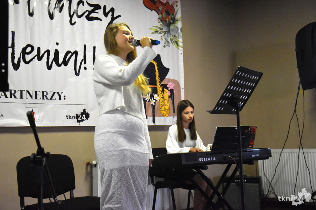 Młodzież z Jakimowic zagrała dla seniorów z gminy Radoszyce [wideo, zdjęcia]
