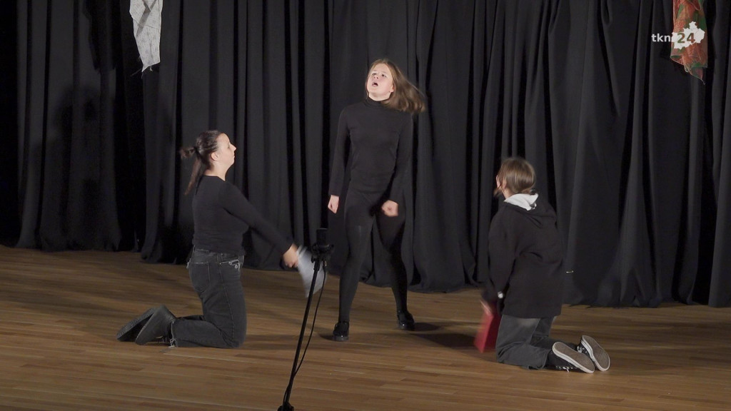 Nowa grupa teatralna w Końskich wystawiła spektakl `Teatrzyk Zielona Gęś` [wideo, zdjęcia]