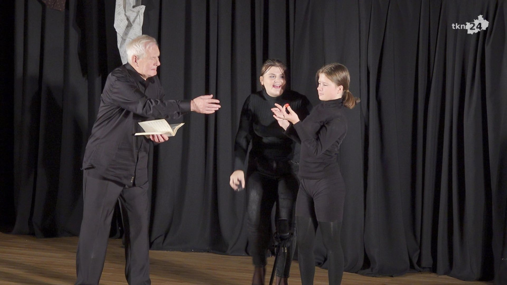 Nowa grupa teatralna w Końskich wystawiła spektakl `Teatrzyk Zielona Gęś` [wideo, zdjęcia]