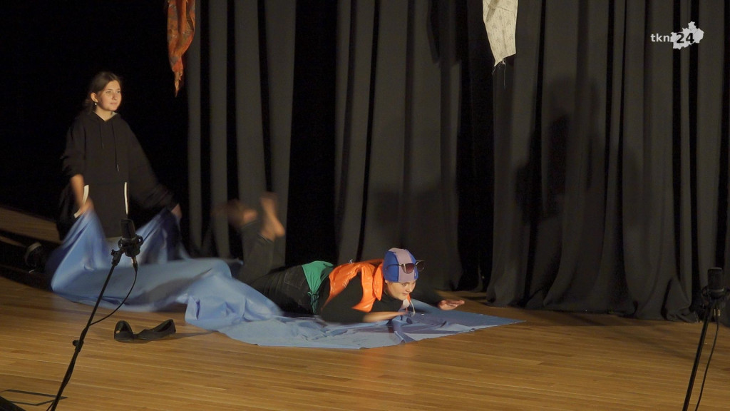 Nowa grupa teatralna w Końskich wystawiła spektakl `Teatrzyk Zielona Gęś` [wideo, zdjęcia]