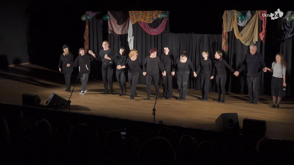 Nowa grupa teatralna w Końskich wystawiła spektakl `Teatrzyk Zielona Gęś` [wideo, zdjęcia]