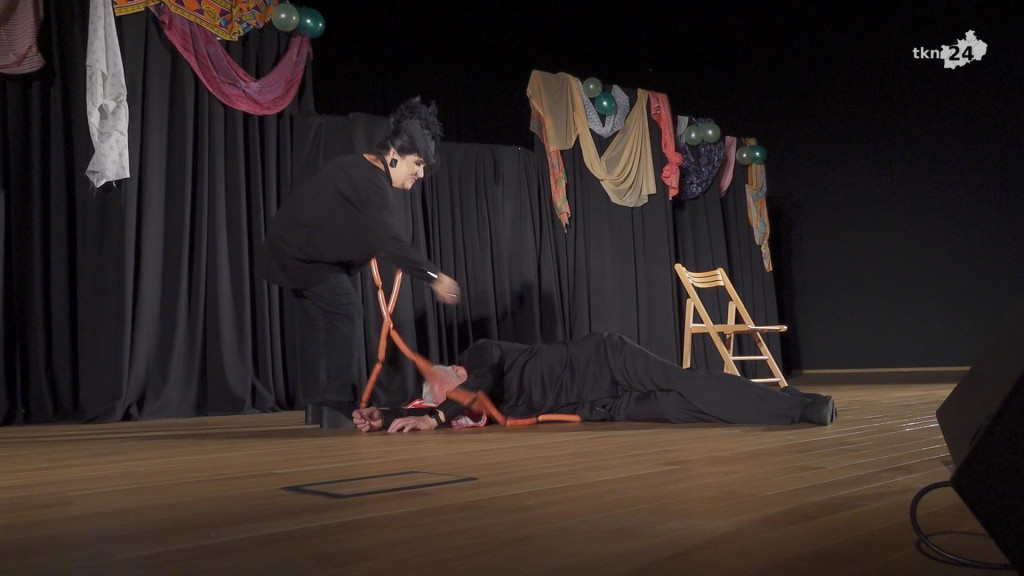 Nowa grupa teatralna w Końskich wystawiła spektakl `Teatrzyk Zielona Gęś` [wideo, zdjęcia]
