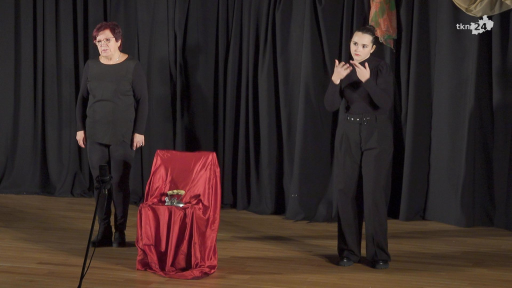 Nowa grupa teatralna w Końskich wystawiła spektakl `Teatrzyk Zielona Gęś` [wideo, zdjęcia]
