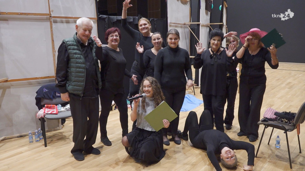 Nowa grupa teatralna w Końskich wystawiła spektakl `Teatrzyk Zielona Gęś` [wideo, zdjęcia]