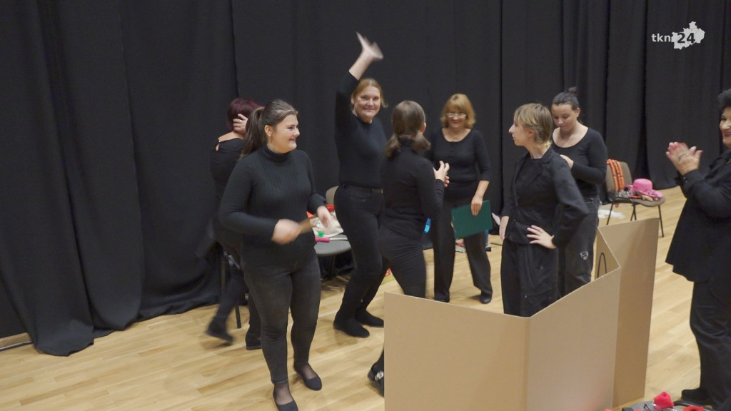 Nowa grupa teatralna w Końskich wystawiła spektakl `Teatrzyk Zielona Gęś` [wideo, zdjęcia]
