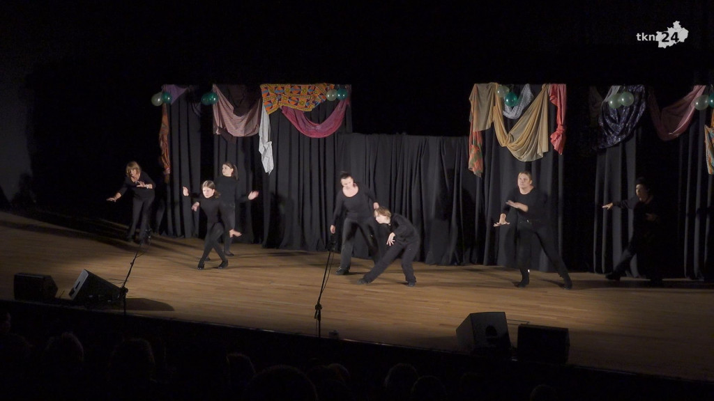 Nowa grupa teatralna w Końskich wystawiła spektakl `Teatrzyk Zielona Gęś` [wideo, zdjęcia]