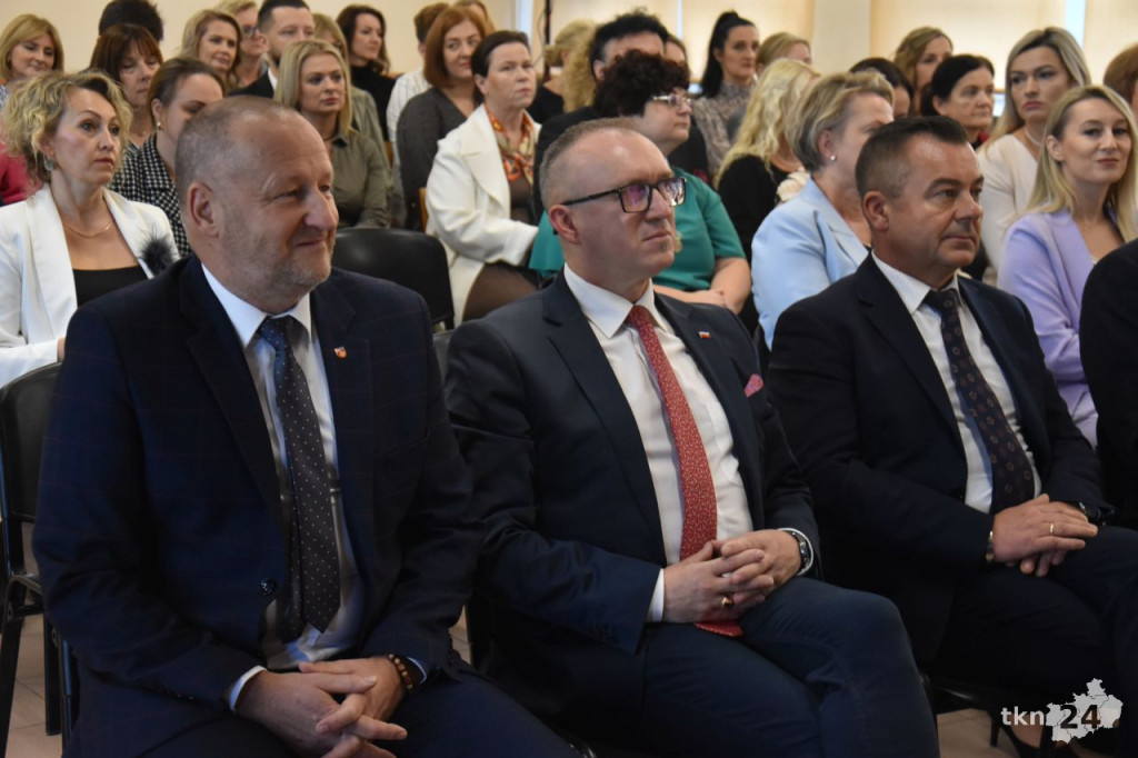Starosta Konecki oraz Kuratorium Oświaty wyróżnili nauczycieli i dyrektorów [wideo, zdjęcia]