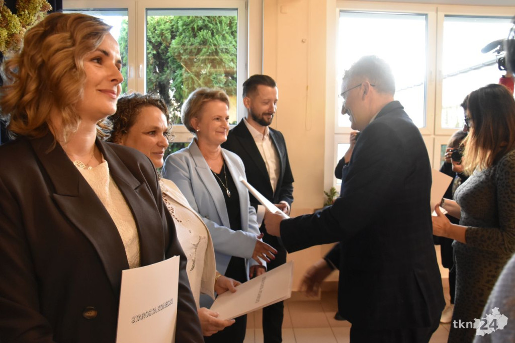 Starosta Konecki oraz Kuratorium Oświaty wyróżnili nauczycieli i dyrektorów [wideo, zdjęcia]