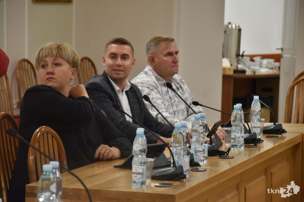 Nadzwyczajna Sesja Rady Miejskiej w Końskich: Zmiany w Budżecie na 2025 rok [wideo, zdjęcia]