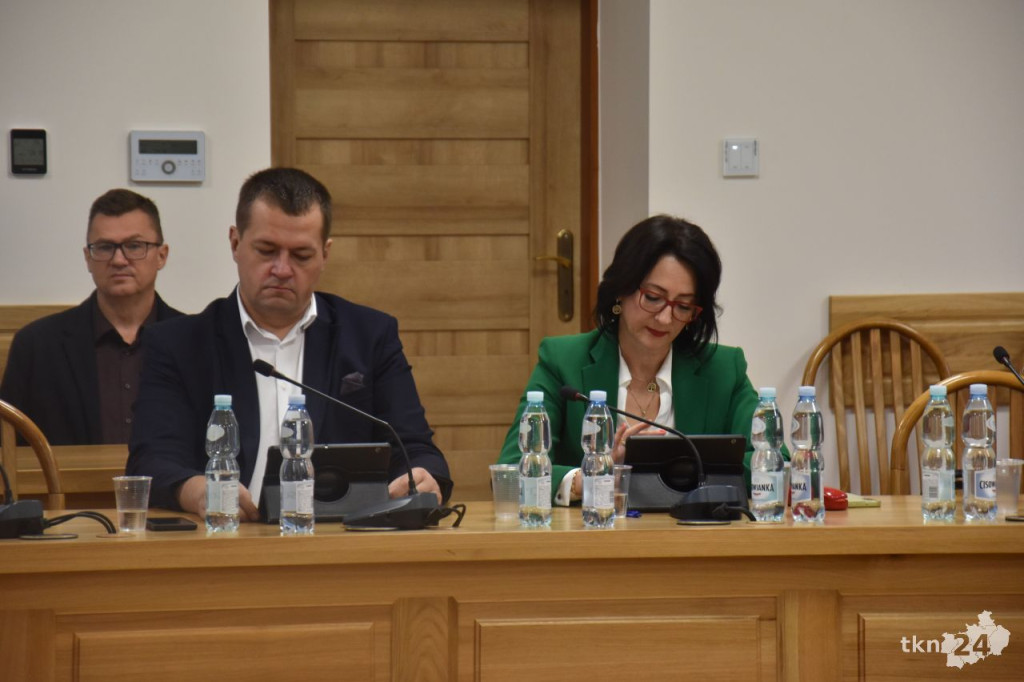 Nadzwyczajna Sesja Rady Miejskiej w Końskich: Zmiany w Budżecie na 2025 rok [wideo, zdjęcia]