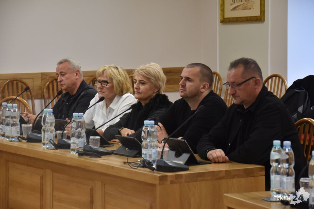 Nadzwyczajna Sesja Rady Miejskiej w Końskich: Zmiany w Budżecie na 2025 rok [wideo, zdjęcia]