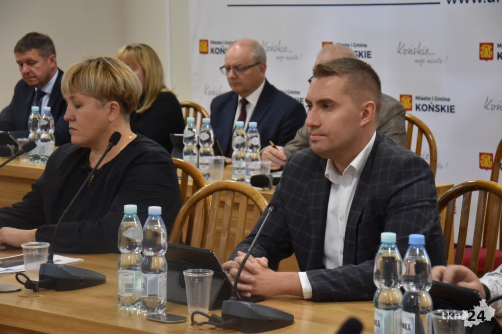 Nadzwyczajna Sesja Rady Miejskiej w Końskich: Zmiany w Budżecie na 2025 rok [wideo, zdjęcia]