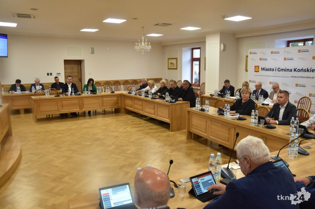 Nadzwyczajna Sesja Rady Miejskiej w Końskich: Zmiany w Budżecie na 2025 rok [wideo, zdjęcia]