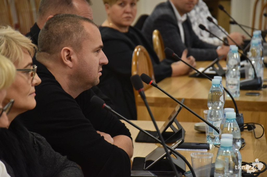 Nadzwyczajna Sesja Rady Miejskiej w Końskich: Zmiany w Budżecie na 2025 rok [wideo, zdjęcia]