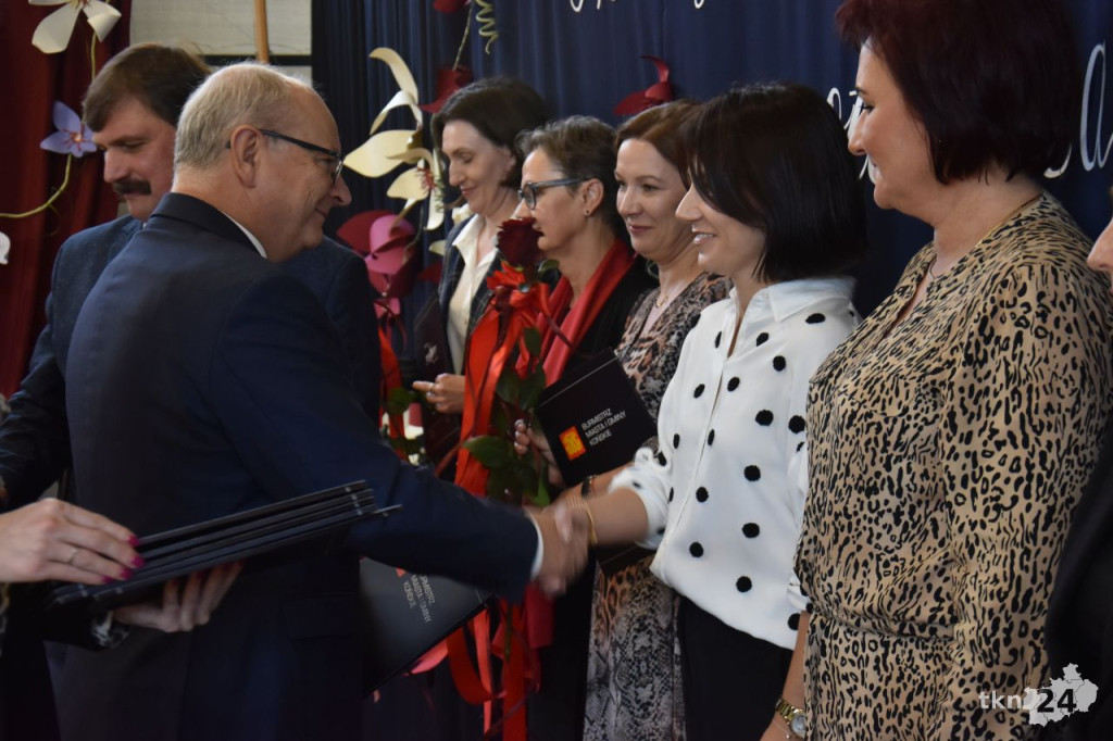 Gmina Końskie doceniła zasłużonych nauczycieli z okazji Dnia Edukacji Narodowej [wideo, zdjęcia]