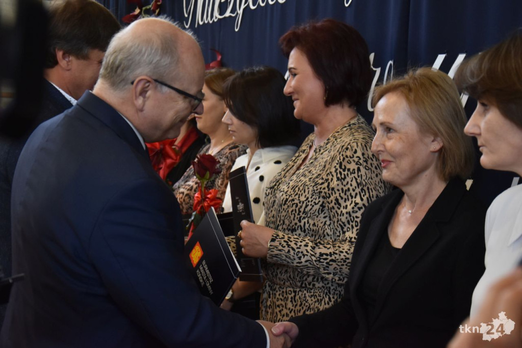 Gmina Końskie doceniła zasłużonych nauczycieli z okazji Dnia Edukacji Narodowej [wideo, zdjęcia]